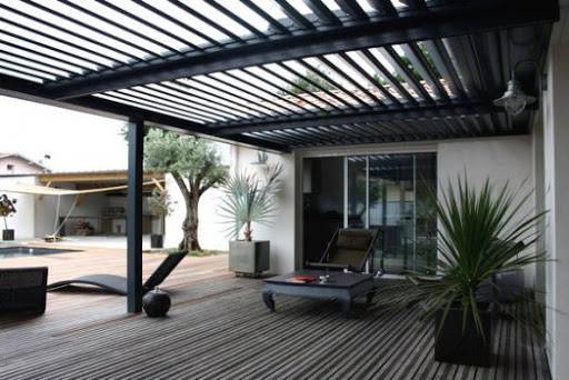 Découvrez tous les avantages d'une pergola aluminium bioclimatique sur-mesure pour votre maison dans la région de Lyon